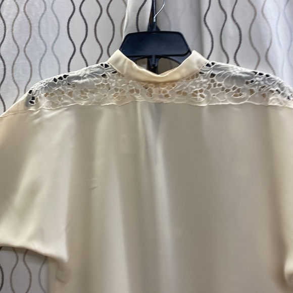 Cream Raglan Sleeve Blouse with Lace Cutouts on shoulders size 8 - Picture 2 of 4